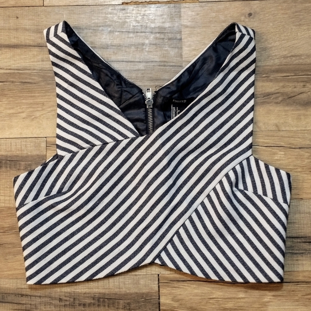 *Forever 21* Y2K  Navy Striped Crossover V-Neck Sleeveless Crop Top. Size S.